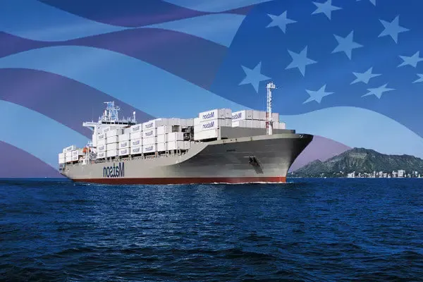 一艘满载集装箱的美特森船抵达檀香山，背景是美国国旗.